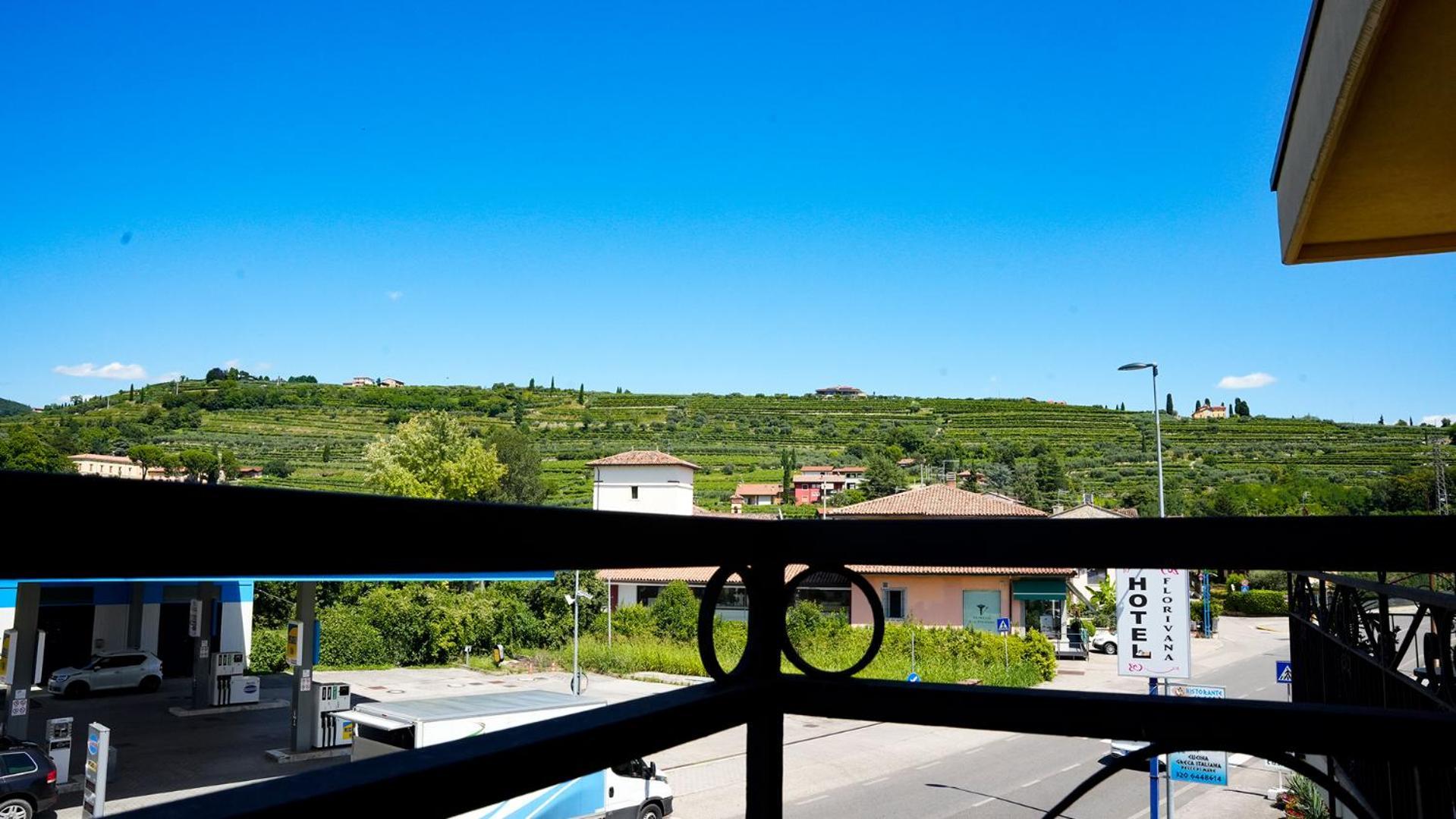 Florivana Boutique Hotel Ristorante سان بيترو في كاريانو المظهر الخارجي الصورة